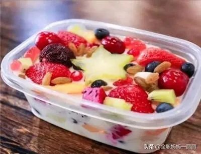 最近很烦恼，开了一家水果捞的饮品店，生意不怎么样一天就四五单。吃饭钱都不够，各位网友有什么好办法吗？