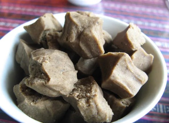 一家三口到稻城亚丁旅游三天，有哪些景点住宿和美食值得推荐？
