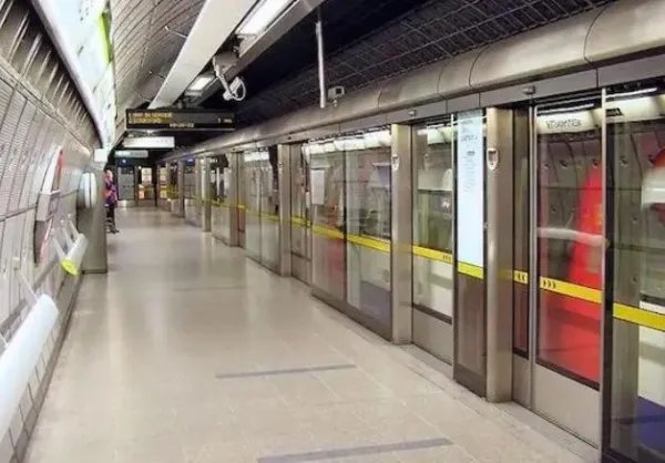 武汉地铁车厢里,黑衣男子突然抱起女孩往外跑!他们之间是什么关系?