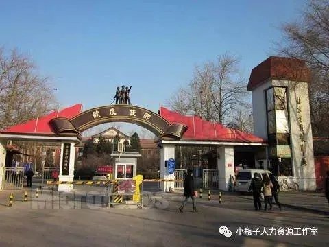 去北京北影厂当群众演员容易吗?需要具备什么条件啊?听说走群众演员这条路很辛苦甚至很难维持下去是吗?