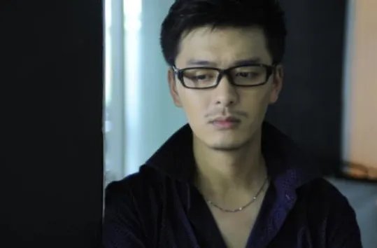 他苦追袁姗姗四年,后与王鸥订婚,还是杨幂同学,他究竟是谁?
