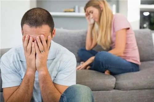 在大多数感情里,为什么男生越爱越浅,女生却越陷越深?