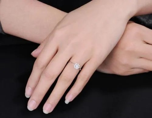 男女婚戒的正确戴法图 男左女右戒指的戴法和意义