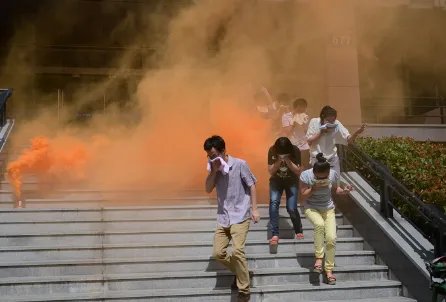桂林一小区发生火灾,民房起火该如何自救?