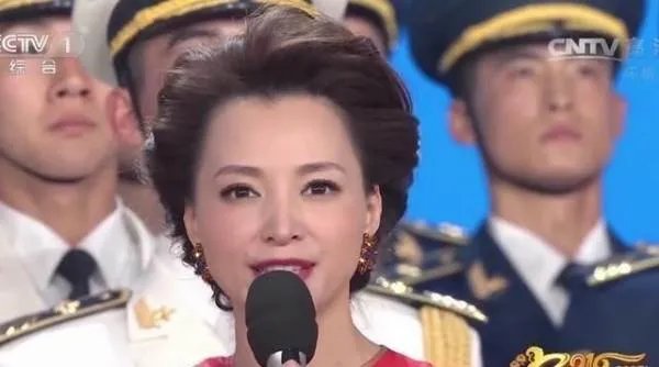 如何评价董卿的长相？
