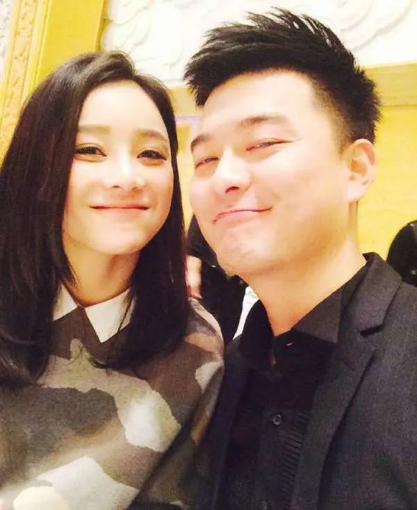 他苦追袁姗姗四年,后与王鸥订婚,还是杨幂同学,他究竟是谁?