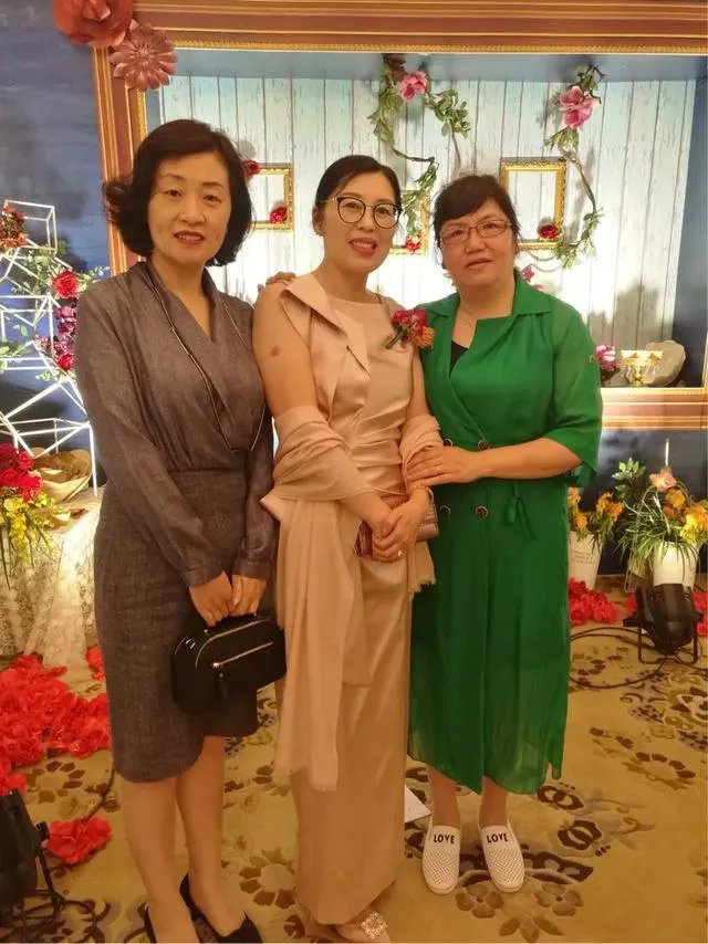 大家能否推荐下适合职场女性的服装品牌?穿上走路带风那种?