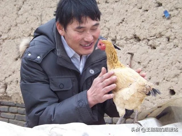 大衣哥家门被踹上热搜,如何看待大衣哥村子里的人?