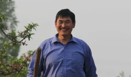 大衣哥朱之文是怎样出名的？出名后为何一直没离开村子？