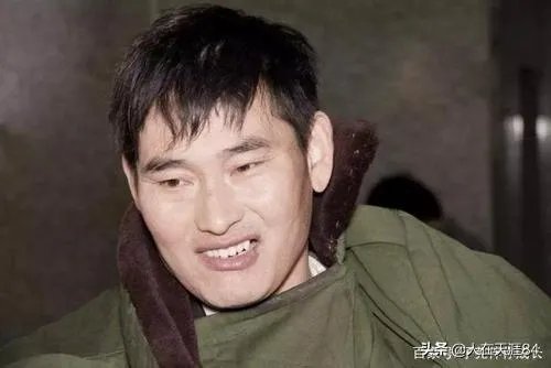 大衣哥家门被踹上热搜,如何看待大衣哥村子里的人?