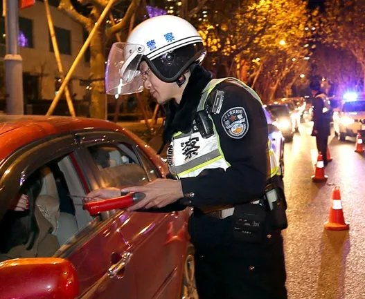 江西玛莎拉蒂女醉驾喊于伟,警方通报来了,此事中哪些信息值得关注?