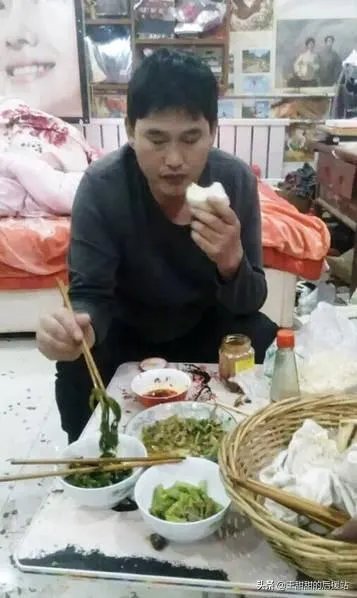 大衣哥家门被踹上热搜,如何看待大衣哥村子里的人?