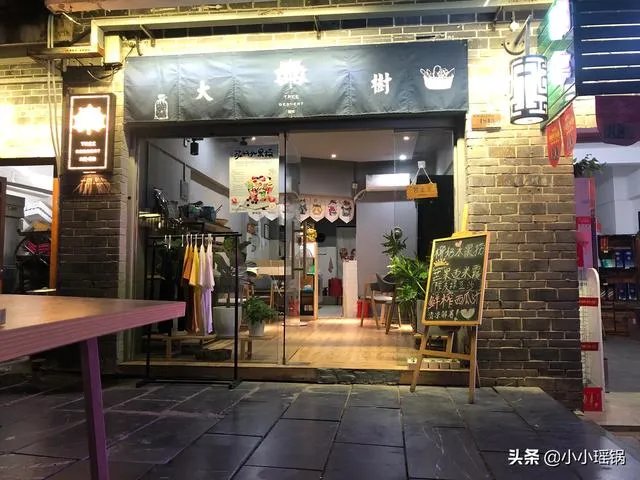 最近很烦恼,开了一家水果捞的饮品店,生意不怎么样一天就四五单。吃饭钱都不够,各位网友有什么好办法吗?