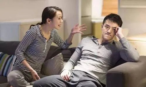 丈夫拒被查手机妻子开车撞花坛,这种行为正常吗?