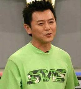 张帝做客综艺大哥大演唱《毛毛歌》时台下有个男嘉宾是谁，见下面图片