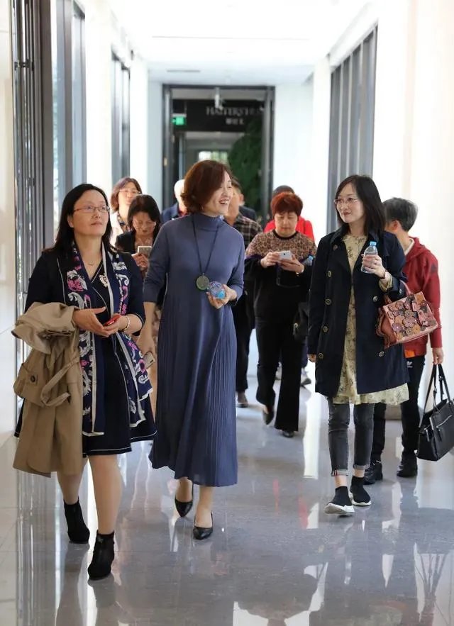 大家能否推荐下适合职场女性的服装品牌?穿上走路带风那种?