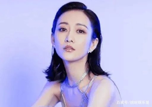王鸥被小鲜肉探班,两人酒店过夜后挽手出门,是恋情曝光了吗?