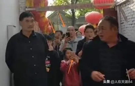 大衣哥家门被踹上热搜,如何看待大衣哥村子里的人?