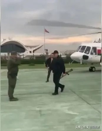 卢卡申科持枪亮相总统府，但枪里没有弹匣，这能说明什么？