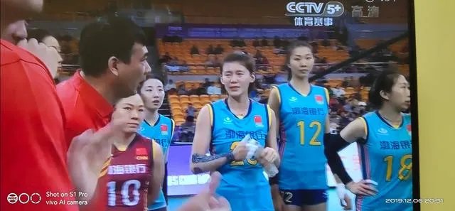 一传不稳、进攻乏力,恒大女排不敌伊萨无缘四强。你怎么看?
