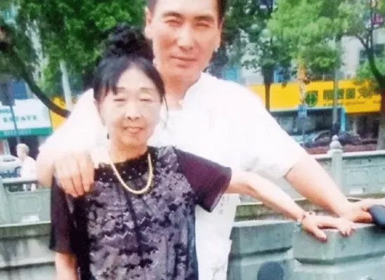 当年声称自己不后悔,娶了60岁整容老太的25岁小伙子,现在怎样了?
