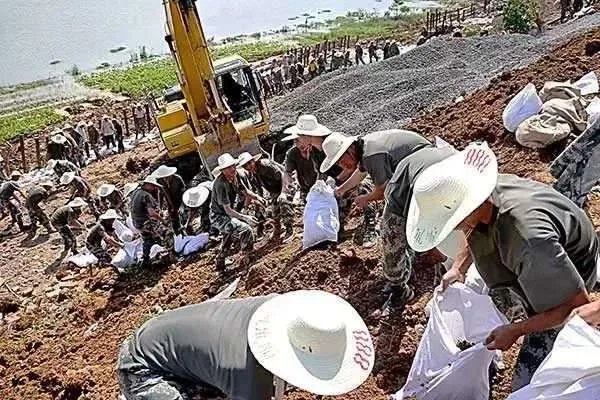 黄冈58岁村支书被水冲走,基层人员在洪灾时有多辛苦?