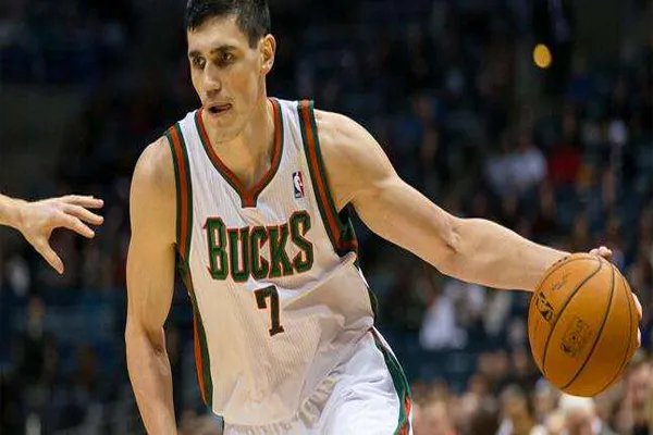NBA雄鹿队员年薪排名2019 字母哥以年薪2416万美元排名第一