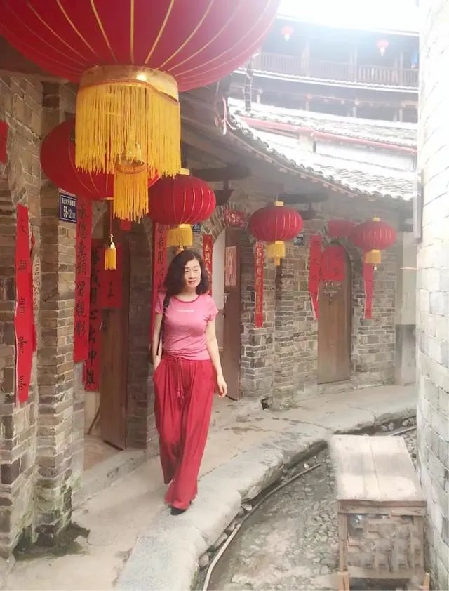 大家能否推荐下适合职场女性的服装品牌?穿上走路带风那种?