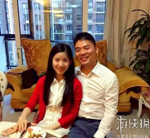 爸爸抱女儿,奶茶妹妹刘强东屋内饭合影 网友：见娘家人？