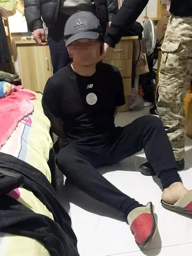 男子“八进宫”在派出所痛哭,老婆每次说同一句话“我们等你回来”,这事你怎么看?