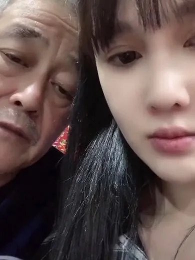 赵本山一家坐炕头直播吃饭，赵本山那么有钱，为何伙食有点差？
