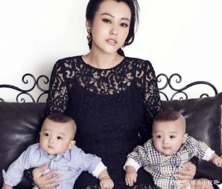 郝蕾双胞胎儿子正面颜值罕见曝光,孩子继承了父母的哪些优点?