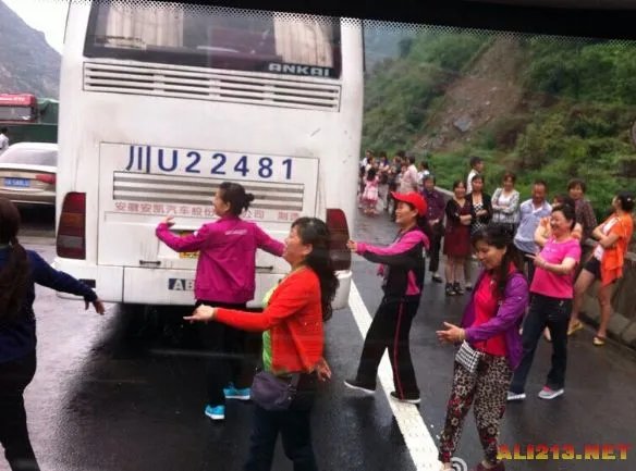 中国大妈们要逆天了:高速公路上也能跳广场舞!