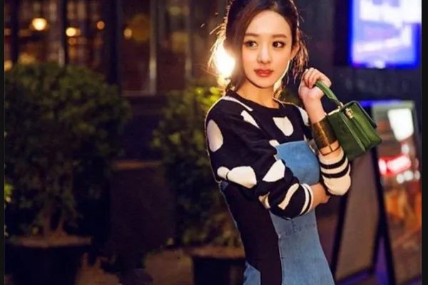 在秋天的时候,黑色针织衫应该配什么款式的下装会显得很有活力?