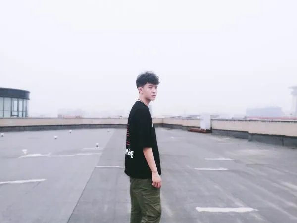有一句歌词是,我可以忍受你的小脾气,,,求大神告诉歌名