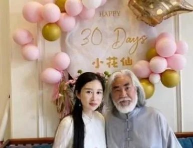 杜星霖被张纪中霸气搂怀,相差31岁被宠公主,她真的幸福吗?
