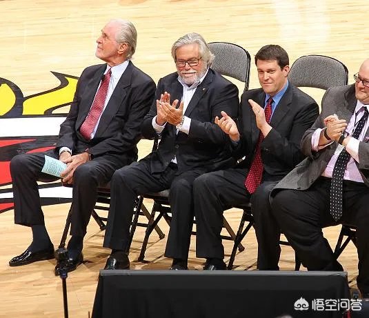 为什么波什在退役演讲中,几乎不怎么提到詹姆斯?频繁的提到韦德,球队管理层,家人?