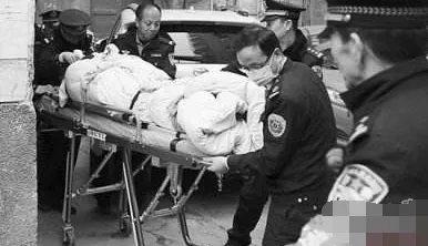 兰州老太从楼上抛撒钞票和衣物是怎么回事？
