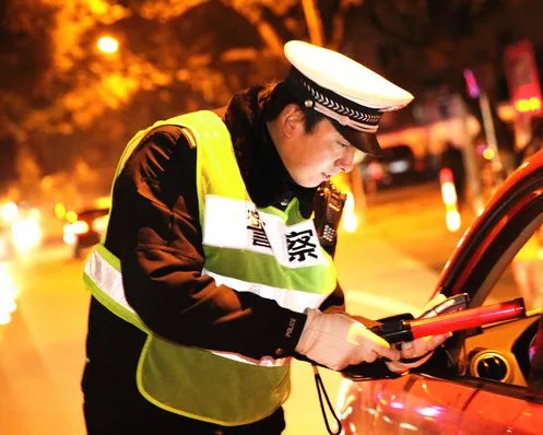 江西玛莎拉蒂女醉驾喊于伟,警方通报来了,此事中哪些信息值得关注?