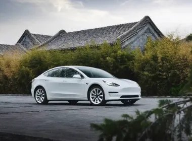 特斯拉将在美国召回近110万辆汽车,此次召回的原因是什么?