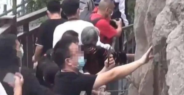 洛阳龙门石窟佛像被游客摸出包浆,这具体是咋回事?