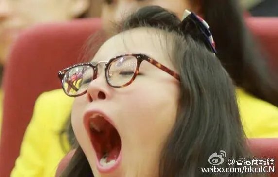 傅园慧接受采访被称“行走的表情包”，她这样做对吗？
