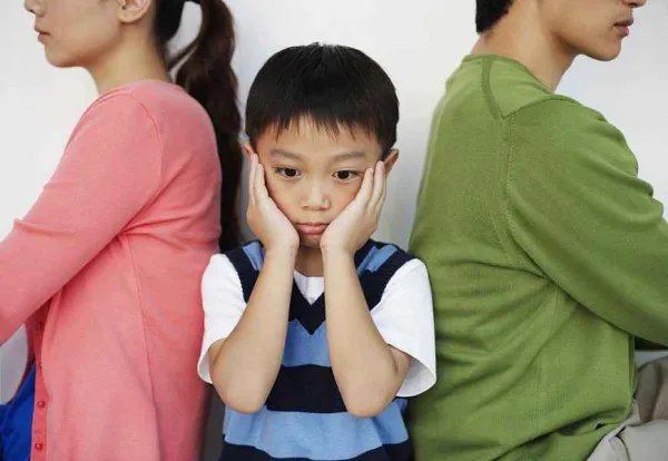 陕西遭父亲抱摔幼童死亡，该父亲为何抱摔幼童？
