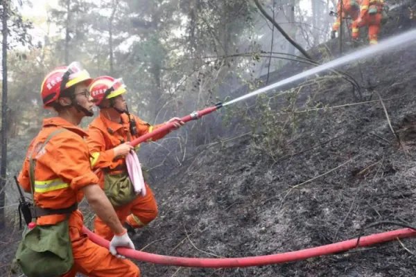 山东男子重庆救火5天瘦6斤,大火炙烤得没有食欲,艰难时期是如何度过的?
