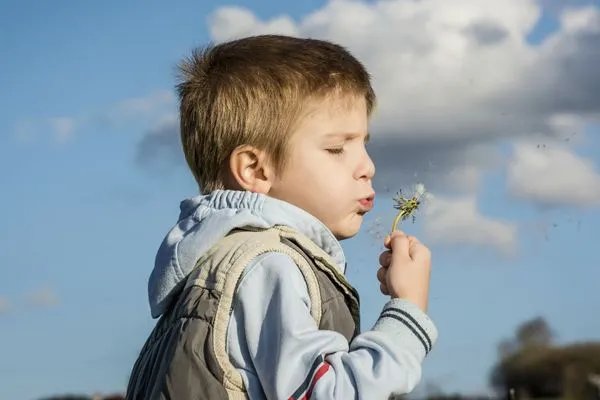 陕西遭父亲抱摔幼童死亡,该父亲为何抱摔幼童?