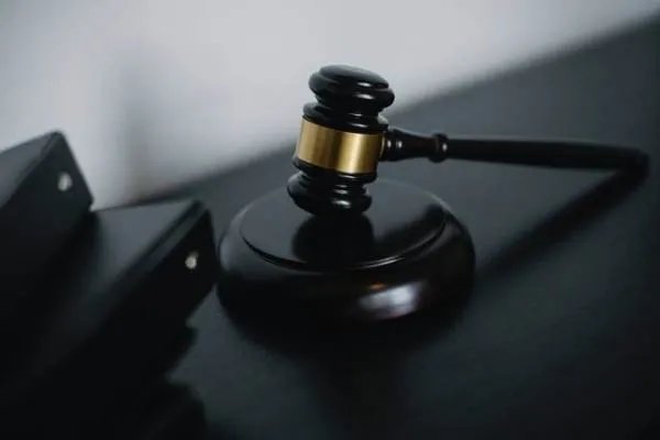 重庆男子和朋友喝22瓶酒后坠楼身亡,酒友需要承担什么责任?