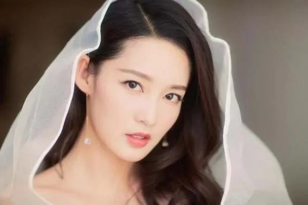 王大陆回应抱李沁的动作,你如何评价他的回应?