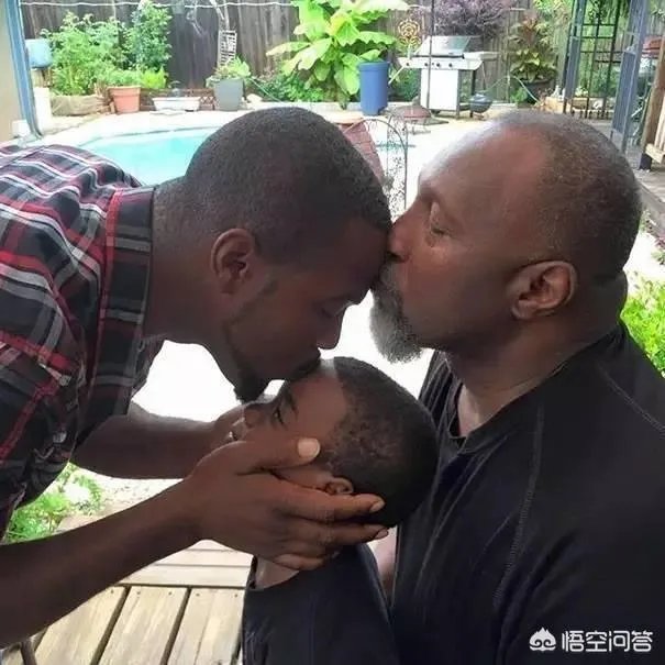 最近朋友圈很火的全家福是用什么软件做出来的?