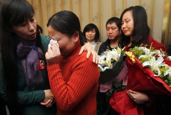 16岁少女曾因拒绝官二代追求，被其泼硫酸毁容，如今过得怎么样？