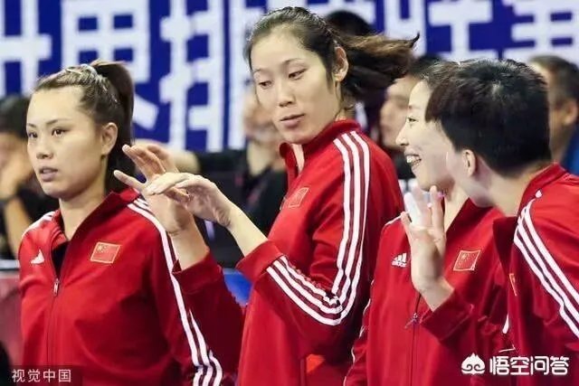 北仑站女排最后一战,大美女姚笛在场下捂嘴偷笑,朱婷还手舞足蹈的发生了什么?